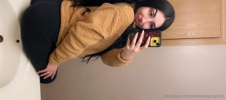 Foto di nudo di fuga di OnlyFans di Sweetiegraphitti