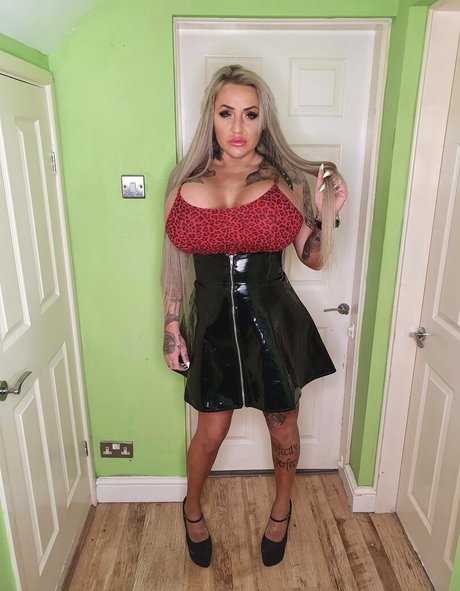 Foto di nudo di fuga di OnlyFans di Bigbustyblondeuk