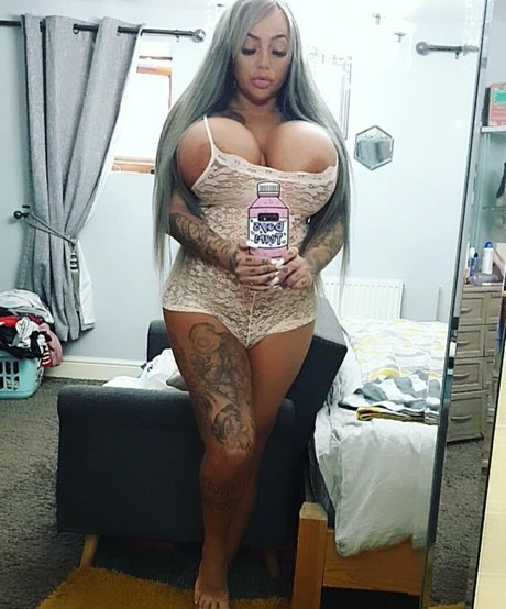 Foto di nudo di fuga di OnlyFans di Bigbustyblondeuk