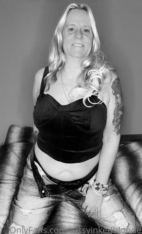 Foto di nudo di fuga di OnlyFans di Artsyinkedblonde