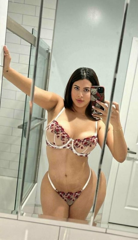 Foto di nudo di fuga di OnlyFans di Bella Miura