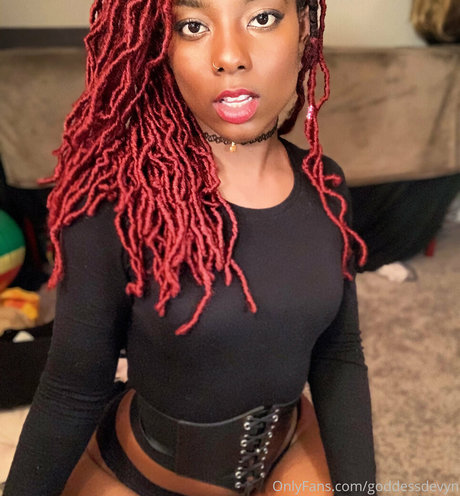 Foto di nudo di fuga di OnlyFans di Goddessdevyn