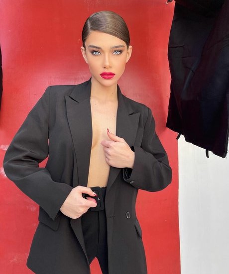 Foto di nudo di fuga di OnlyFans di Milana Vino