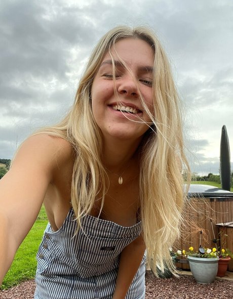 Foto di nudo di fuga di OnlyFans di Mischateases