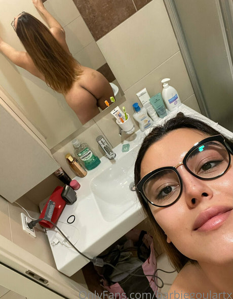 Foto di nudo di fuga di OnlyFans di Barbiegoulartx