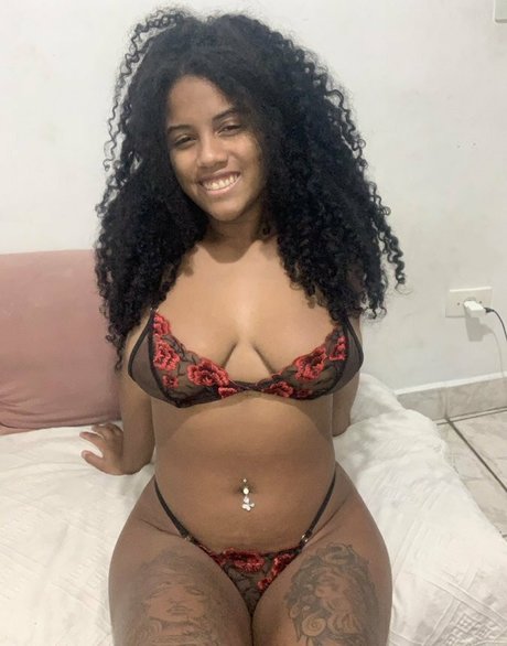 Foto di nudo di fuga di OnlyFans di Thayzinhaxxx