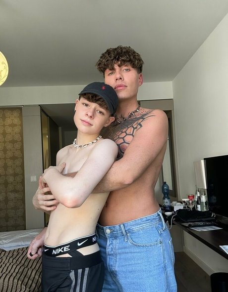 Foto di nudo di fuga di OnlyFans di Luistwinkyy