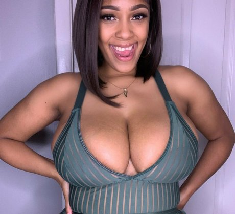 Foto di nudo di fuga di OnlyFans di Therealshimarie