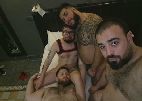 Foto di nudo di fuga di OnlyFans di Bearthrouple