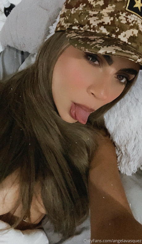 Foto di nudo di fuga di OnlyFans di Angela Vera