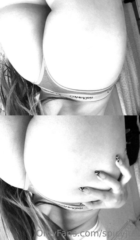 Foto di nudo di fuga di OnlyFans di Spicyjuli