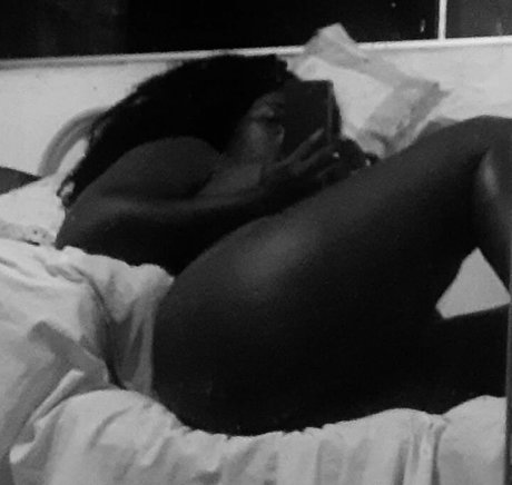 Foto di nudo di fuga di OnlyFans di Carla Akotirene