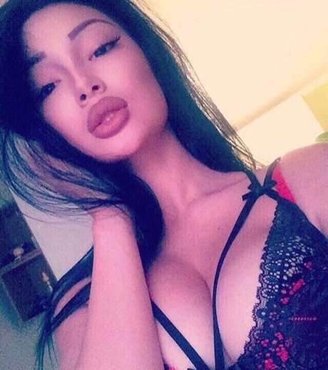 Foto di nudo di fuga di OnlyFans di Amina Akanova