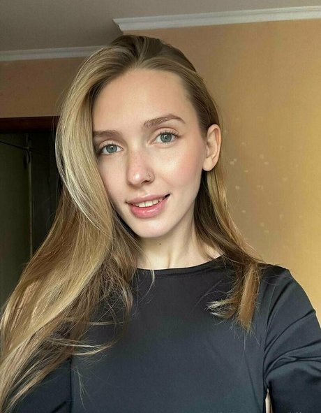 Foto di nudo di fuga di OnlyFans di Ellina