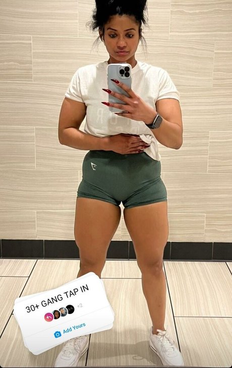 Foto di nudo di fuga di OnlyFans di Mzkora
