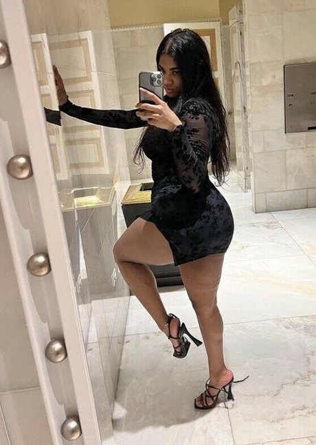 Foto di nudo di fuga di OnlyFans di Mzkora
