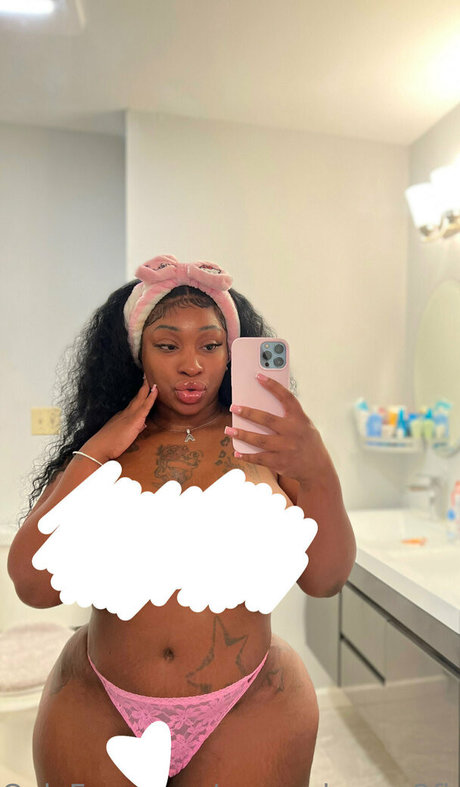 Foto di nudo di fuga di OnlyFans di Mercedesass2finee
