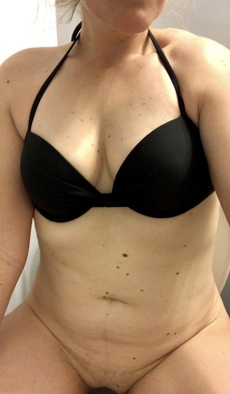 Foto di nudo di fuga di OnlyFans di Freakymomalldaylong