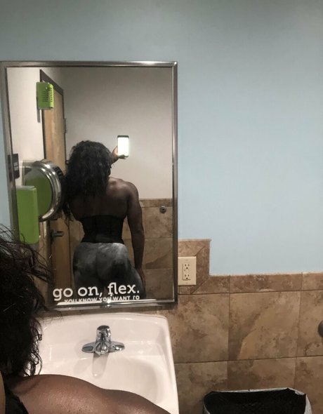 Foto di nudo di fuga di OnlyFans di Ebonymuscle