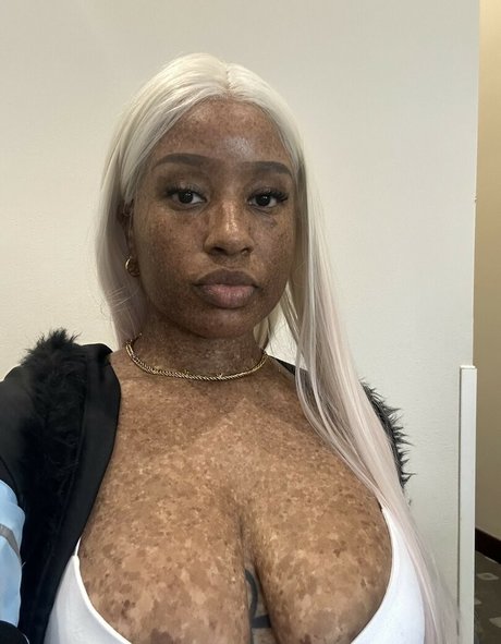 Foto di nudo di fuga di OnlyFans di Freckledn