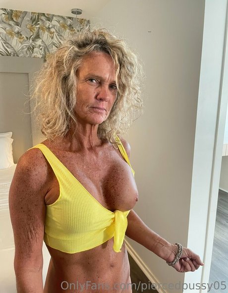 Foto di nudo di fuga di OnlyFans di Piercedpussy05