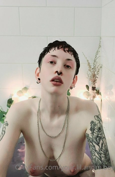 Foto di nudo di fuga di OnlyFans di Yourlilandroboy