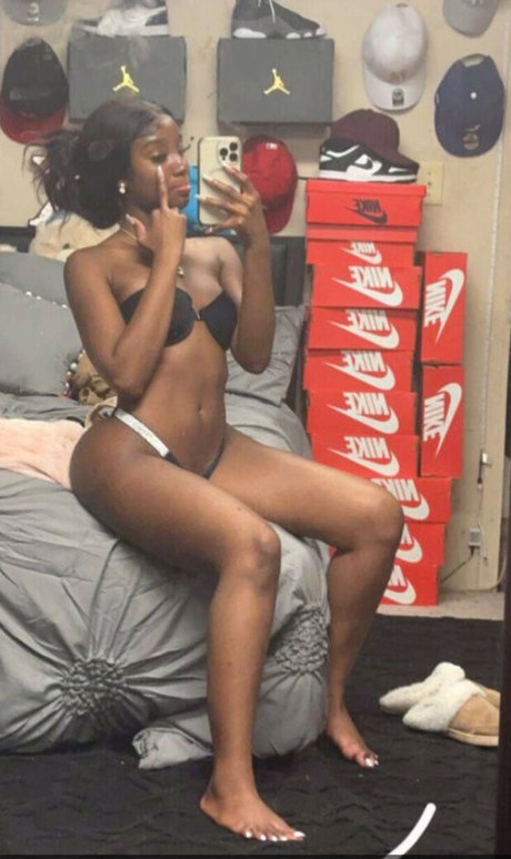 Foto di nudo di fuga di OnlyFans di Bhadiekelly