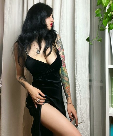 Foto di nudo di fuga di OnlyFans di Inkedsmokinggirl