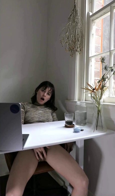 Foto di nudo di fuga di OnlyFans di Miatv