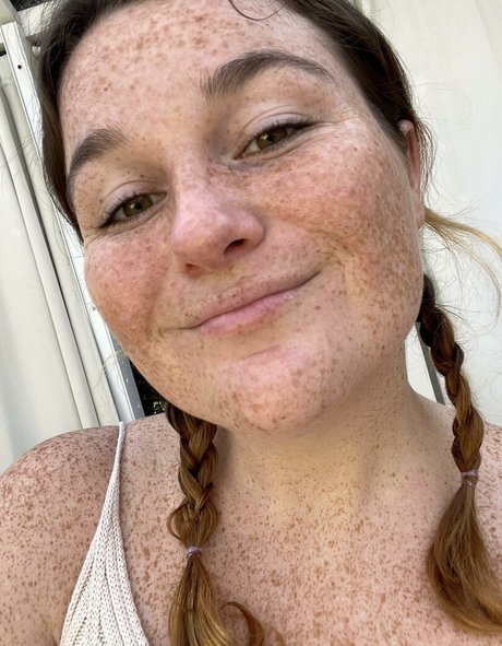 Foto di nudo di fuga di OnlyFans di Freckled Baby