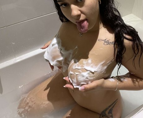 Foto di nudo di fuga di OnlyFans di Reina Angel