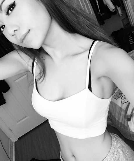 Foto di nudo di fuga di OnlyFans di Jasmina