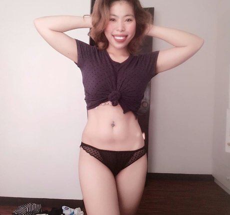 Foto di nudo di fuga di OnlyFans di Bustycia