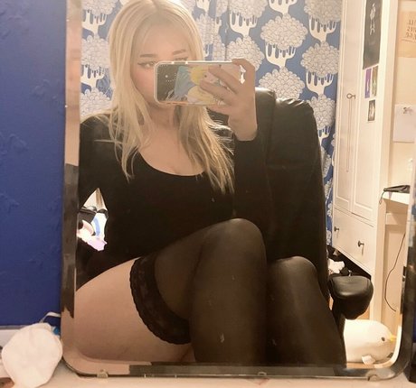 Foto di nudo di fuga di OnlyFans di Allykitti