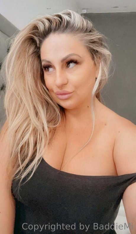 Foto di nudo di fuga di OnlyFans di Baddiemi