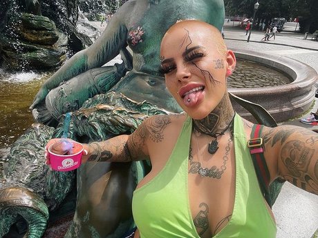 Foto di nudo di fuga di OnlyFans di Leoni Baltz