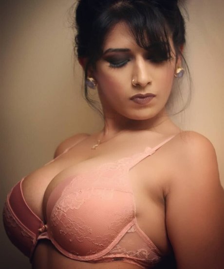 Foto di nudo di fuga di OnlyFans di Rasha Kirmani