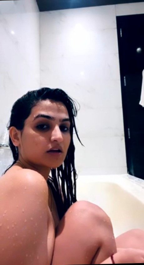 Foto di nudo di fuga di OnlyFans di Sassy Poonam