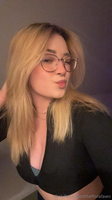 Foto di nudo di fuga di OnlyFans di Theflorafawn