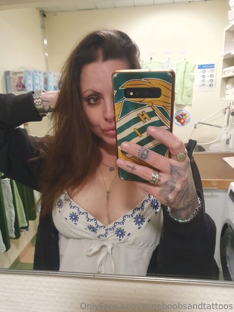 Foto di nudo di fuga di OnlyFans di Bajenboobsandtattoos