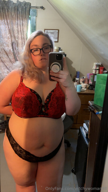 Foto di nudo di fuga di OnlyFans di Witchywoman98