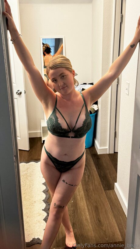 Foto di nudo di fuga di OnlyFans di Annie Beau