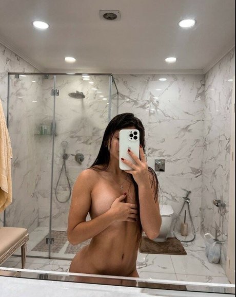 Foto di nudo di fuga di OnlyFans di Dashmilash
