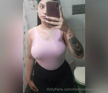 Foto di nudo di fuga di OnlyFans di Horniemommyfree