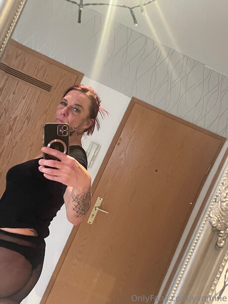 Foto di nudo di fuga di OnlyFans di Yvonnne