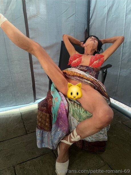 Foto di nudo di fuga di OnlyFans di Petite Romani 69