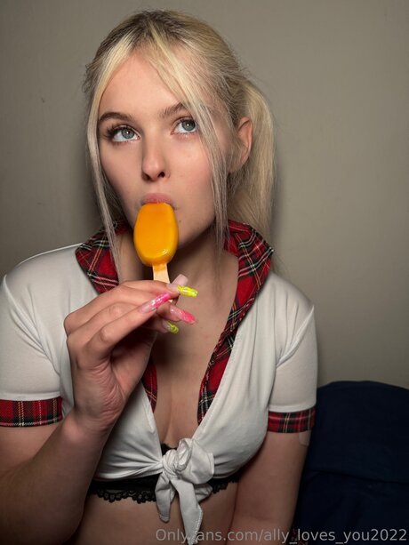 Foto di nudo di fuga di OnlyFans di Ally Loves You2022