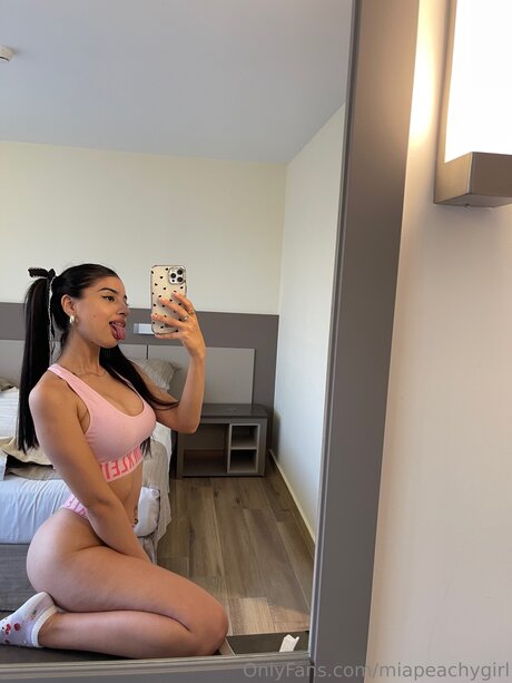 Foto di nudo di fuga di OnlyFans di Miapeachygirl
