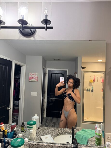 Foto di nudo di fuga di OnlyFans di Luh Liyahh