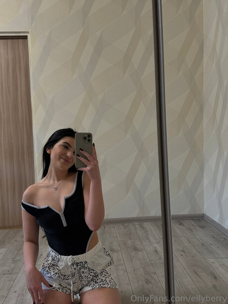 Foto di nudo di fuga di OnlyFans di Ellyberry